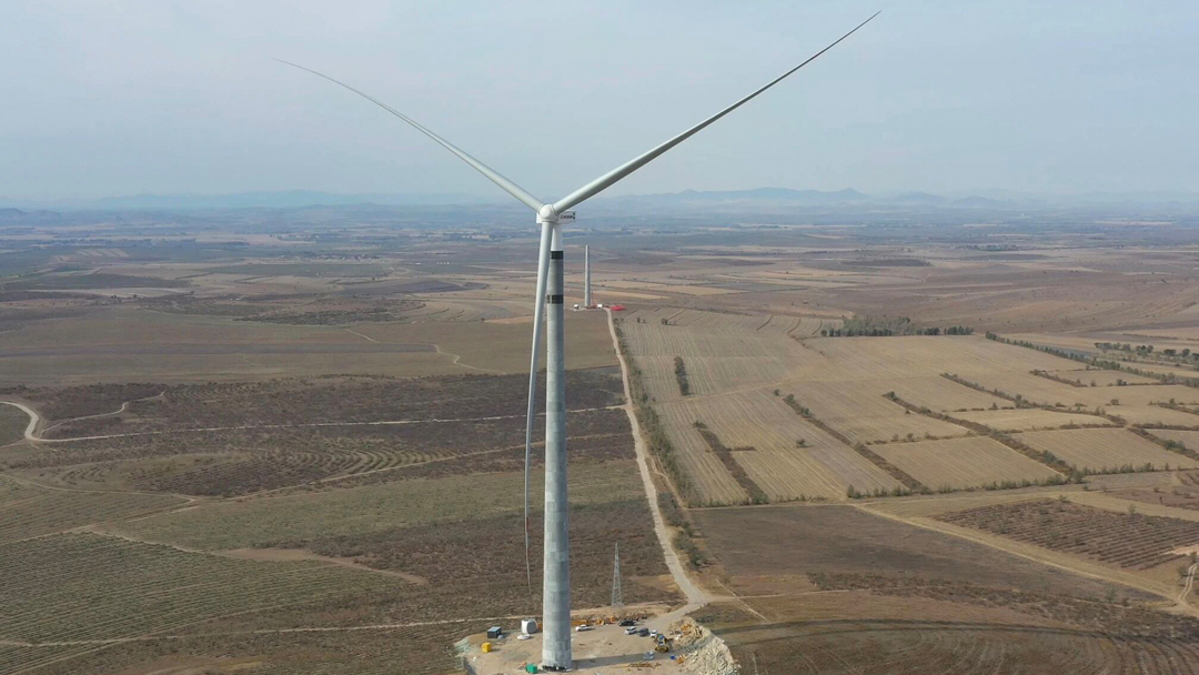 Precast concrete hybrid tower construction for wind power projects using large-scale lifting equipment